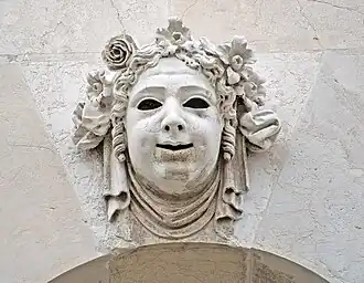 Mascaron sur la façade