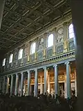 Nef de la basilique Sainte-Marie-Majeure de Rome avec colonnes ioniques des Ve et VIe&nbsp;siècles soutenant un plafond à caissons Renaissance.