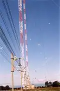 Pylônes ondes longues de RMC et ligne de feeder acheminant la modulation.
