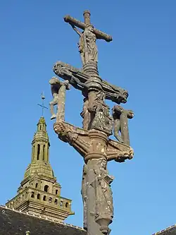 Le Tréhou : le calvaire de l'enclos paroissial, partie sommitale.