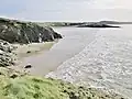 Les falaises entre la pointe de Ty an Quer et la plage du même nom (en Ploéven) ; à l'arrière-plan l'île Salgren et la plage de Sainte-Anne-la-Palud.