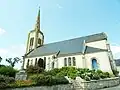 L'église paroissiale Notre-Dame-des-Fleurs et la croix monumentale de 1660.