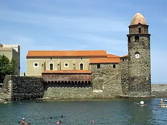 L'église et l'ancienne tour-fanal transformée en clocher