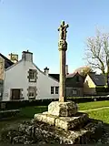 Le calvaire près de l'église Saint-Cuffan : vue d'ensemble.