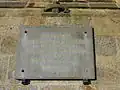 Plaque commémorative du calvaire de Cros-Ty-Ru apposée sur un mur de l'église paroissiale du Tréhou.