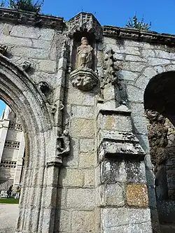 Saint-Jean-du-Doigt, arc de triomphe, pilier de droite, statue de Saint-Jean-Baptiste.