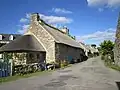 Maisons à toit de chaume.