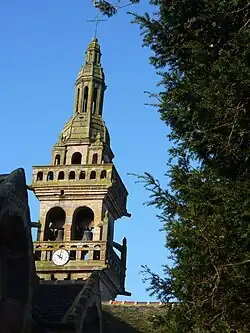 Le Tréhou : clocher de l'église paroissiale et un if du cimetière.