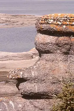 Monolithe sur l’île Niapiskau, plage, golfe du Saint-Laurent
