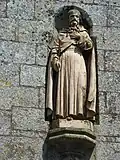 Île-Tudy : statue de saint Tudy (XVIIe&nbsp;siècle) située sur la façade de l'église paroissiale.