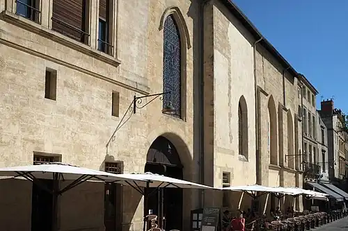 Photographie du cinéma Utopia, un bâtiment relativement bas, en pierre.