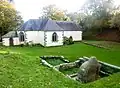 Chapelle Saint-Léger : côté nord et la fontaine de dévotion.