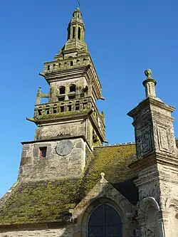Le Tréhou : clocher et pinacle de l'église paroissiale Sainte-Pitère.