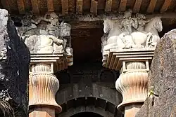 Chapiteaux des colonnes à l'entrée du vihara.