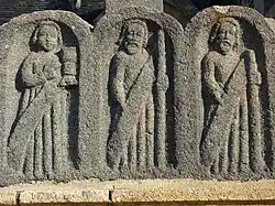 Le Tréhou : frise sur le socle du calvaire de l'enclos paroissial.