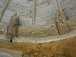 Oratoire du Sacre, détail d'une sablière (personnage dans une position lascive).