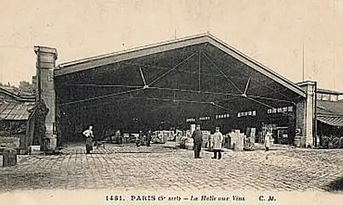 L'entrée de la halle aux vins au début du XXe&nbsp;siècle.