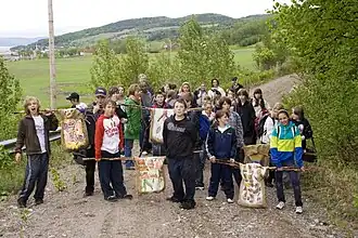 Les élèves de l'école Félix-Antoine-Savard en excursion pour trouver les pierres à mots.