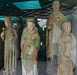 Cinq statues de saint Guénolé.