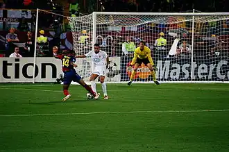 Thierry Henry, de dos, en duel avec Rio Ferdinand (en blanc)