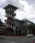 La banque (Bank of America).