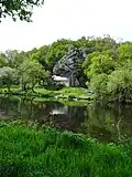 Bieuzy : la chapelle Saint-Gidas et son rocher sur la rive droite du Blavet vus depuis le chemin de halage de la rive gauche (en Pluméliau).