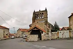 L'église Saint-Haon et son clocher à peigne.