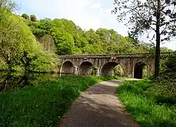 Pluméliau-Bieuzy : le pont ferroviaire (ligne d'Auray à Pontivy), dit "Pont de Gueltas", sur le Blavet juste avant l'entrée du tunnel de Castennec.