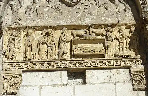 Frise sur le portail de l'église.