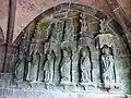 La Martyre : l'église Saint-Salomon, le porche, statues des apôtres, côté ouest