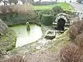 La petite fontaine près de la chapelle de Saint-Philibert (1649).