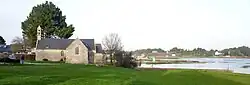 La chapelle de Saint-Philibert (église Notre-Dame-de-la-Nativité) sur la rive de la Rivière de Saint-Philibert (dite aussi Ster).