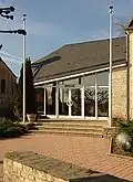 Le bâtiment de la mairie, vu de face.