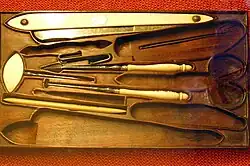 Photographie d'une vieille trousse de barbier au musée de la coutellerie.