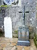 Les tombes de deux anciens recteurs de Trégornan : les abbés Poulizac et Joseph Le Cam.
