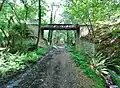 Le pont menant au manoir de Kertalg sur l'ancienne voie ferrée (de nos jours sentier de randonnée) allant de Quimperlé à Concarneau.