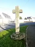 La croix de Lanvar, à socle circulaire mais à fût de section carrée (XVIe&nbsp;siècle probablement).