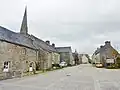 La Martyre : la rue principale du bourg.