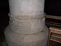 Détails à la base d’une des colonnes.