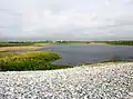 L'étang de Nérizellec vu du cordon de galets de la Baie d'Audierne