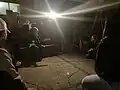 Ana Martinez de Luco joue de la guitare lors de la célébration du Jour de la Terre 2023.
