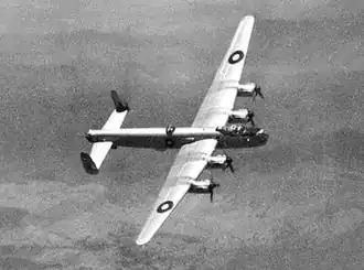 Avion militaire quadrimoteur à double dérive en vol