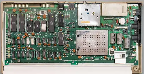 Carte mère Commodore 64 (années 1980). La plupart des petits composants orange sont des condensateurs de découplage.