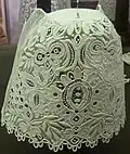 Coiffe bigoudène de cérémonie (vers 1917, hauteur : 15 cm) (Musée bigouden, Pont-l'Abbé)