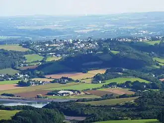 Rosnoën vu du sommet du Ménez Hom ; au fond fumée d'une turbine à gaz de Dirinon.