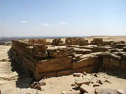 Vue des blocs monolithes du temple funéraire.