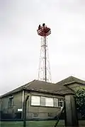 Centre nodal&nbsp;D situé à quelques centaines de mètres du bâtiment&nbsp;E et des antennes Alliss. Ce nodal reçoit les programmes de Radio France internationale via des liaisons satellite, un secours de transmission est assuré par faisceaux hertziens comme on peut le voir sur le pylône. À noter que ce nodal distribue les programmes de RFI vers les douze antennes Alliss par un réseau de fibres optiques souterrain.
