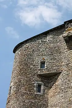 Encorbellement avec trace d'une fenêtre au dernier étage.