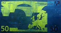 Billet de 50&nbsp;euros sous lumière UV (Verso)