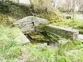 La fontaine Saint-Jean au Mougau (restaurée par l'association « Lichen »).